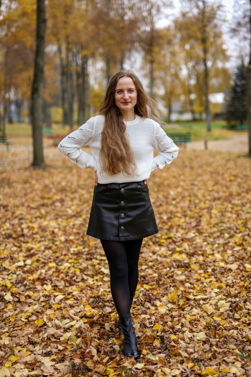 tenue stylée une fille habillée en jupe en cuir automne
