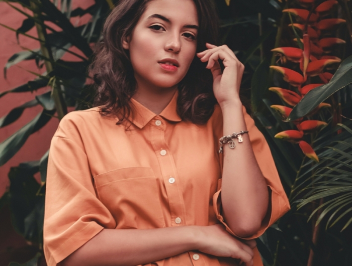 tenue élégante femme une fille avec une chemise longue orange