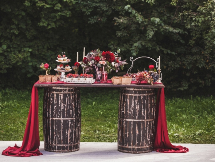 tonneau bar table pour ceremonie de mariage gateaux et deco en rouge nappe bordeaux