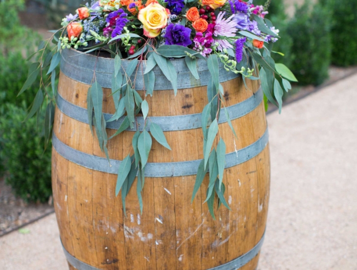 tonneau decoration exterieur pot de fleurs fraiches decorer un tonneau en bois