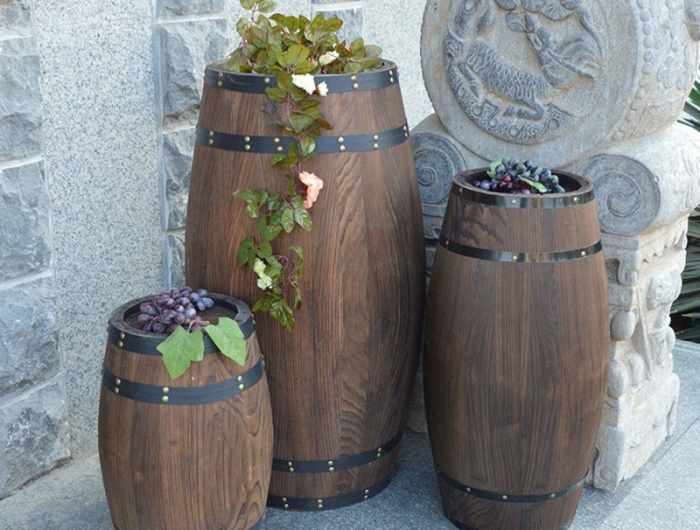 tonneau decoration exterieur pots de fleurs trois tonneaux de taille différente comme accents