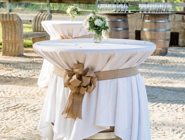 tonneau en bois bar pour mariage style champêtre nappe blanche ruban beige vase de fleurs