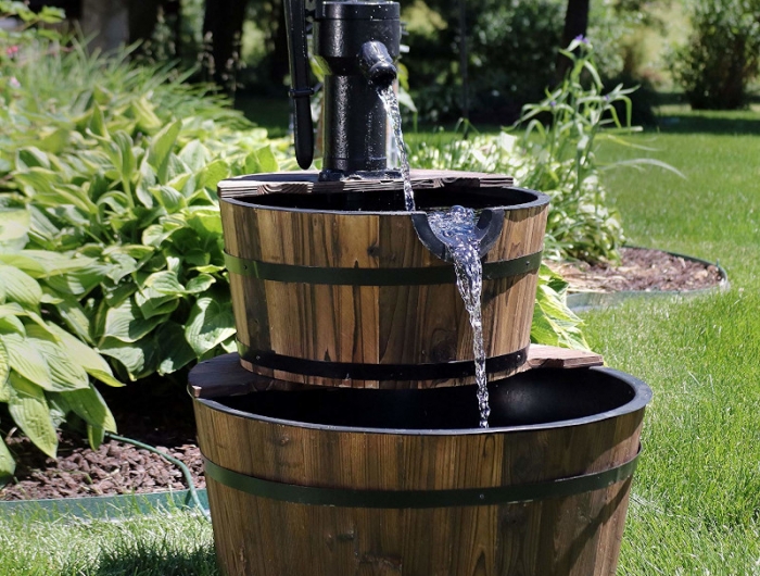tonneau en bois creer un evier fontain avec deux petits tonneaux dans le jardin