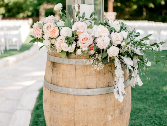 tonneau en bois deco pour mariage style champetre dans le jardin tapis blanc