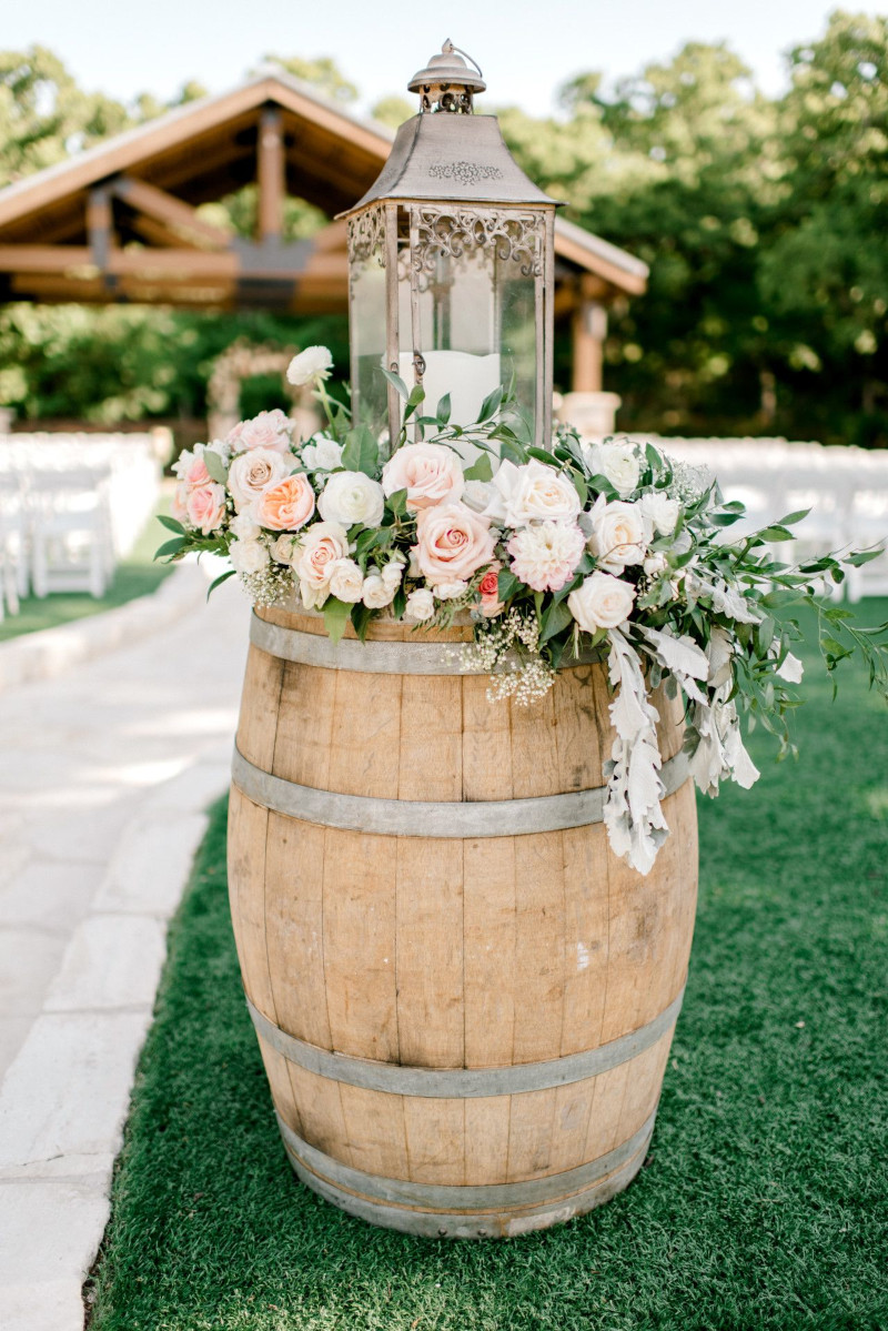tonneau en bois deco pour mariage style champetre dans le jardin tapis blanc