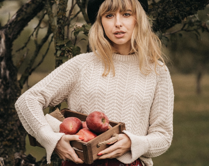 variétés de pomme une femme qui tient un panier de pommes