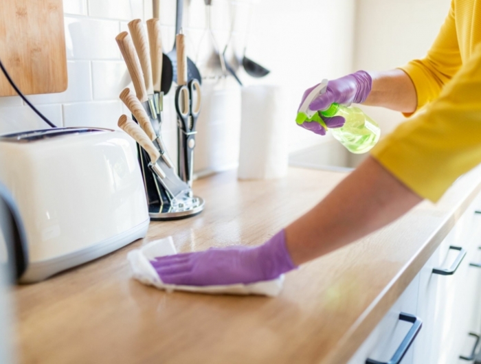 vinaigre blanc cuisine une femme qui nettoie le comptoir dans la cuisine