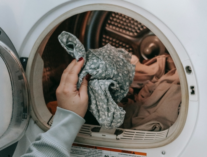 vinaigre blanc pour desinfecter mettre des vêtements dans la machine à laver