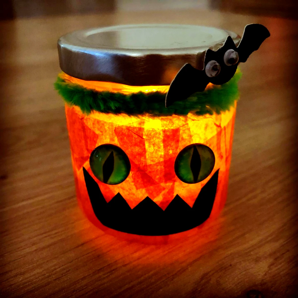 decoration halloween pour maternelle photophore en pot recycle