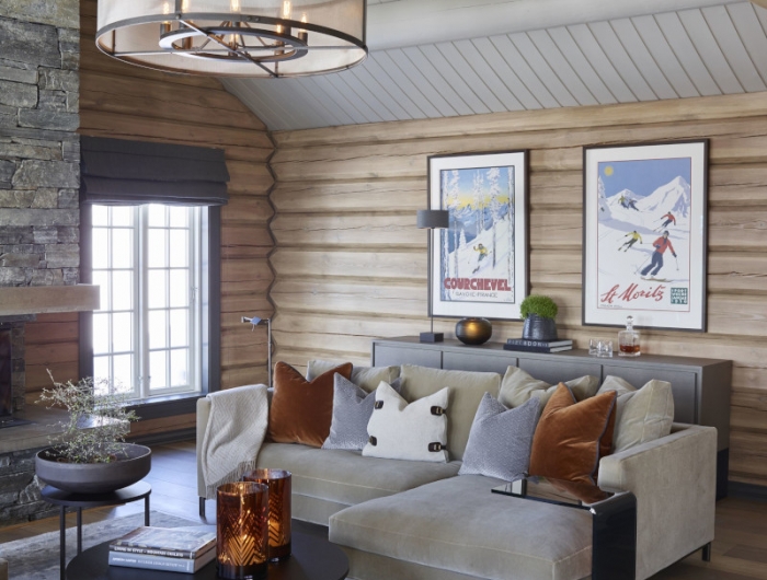amenagement interieur cabane en bois canapé moderne en gris clair avec coussins gris marron blanc