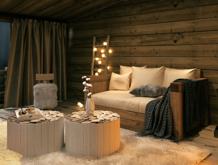 amenagement interieur cabane en bois salon mansardé canapé en beige clair table en bois brut