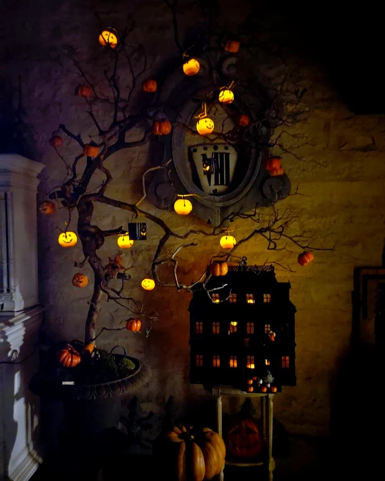 arbre d halloween avec des petit photophores