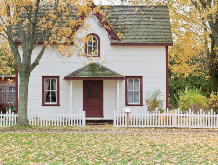 assurance habitation pas chère une belle maison peinte en blanc et marron