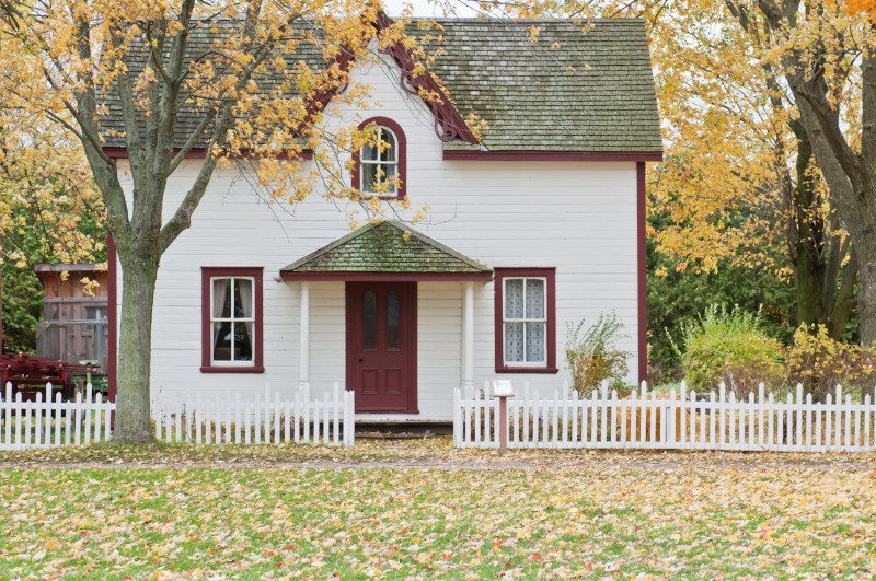 assurance habitation pas chère une belle maison peinte en blanc et marron