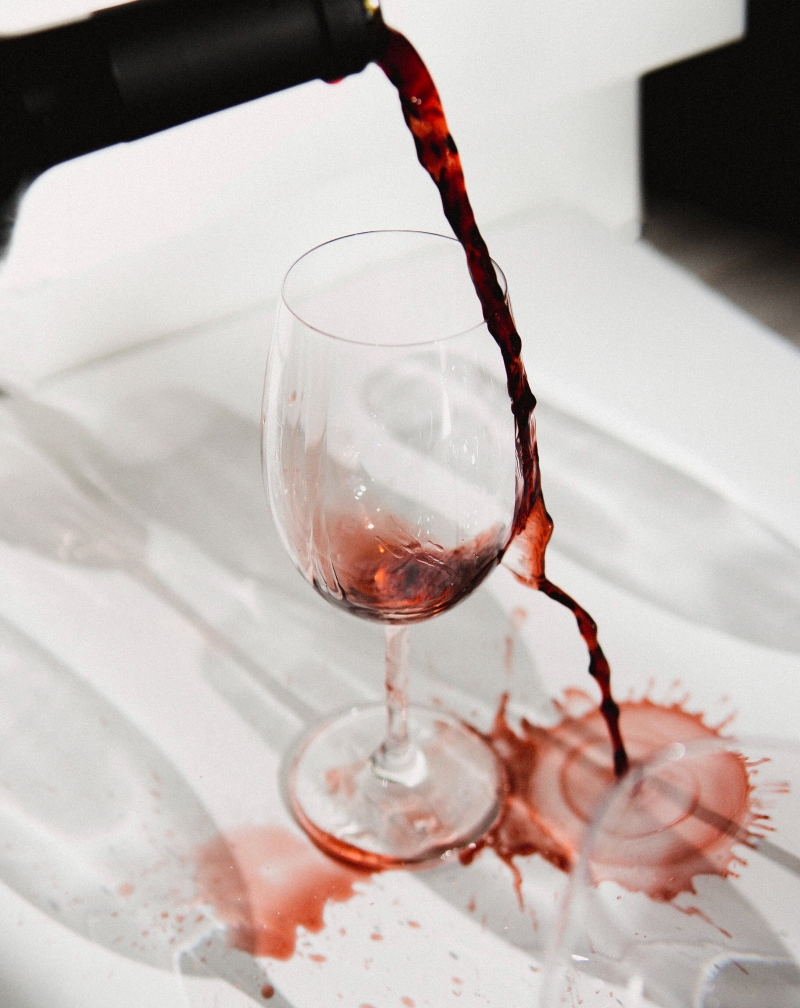 astuces pour enlever tache de vin fraîche ou séchée