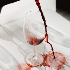 Comment enlever une tache de vin rouge ? 9 astuces à tester !