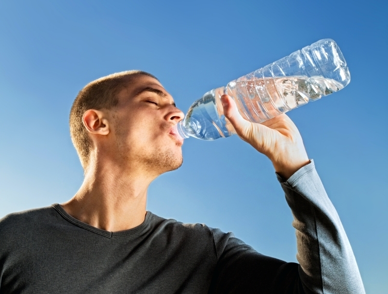 boire de l eau homme hydratation eau bouteuille