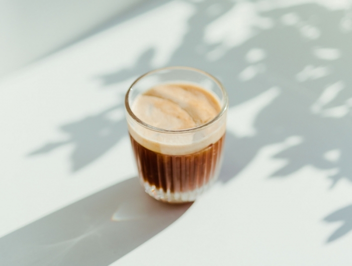 café avec un peu de lait photographie café chaud tasse verre