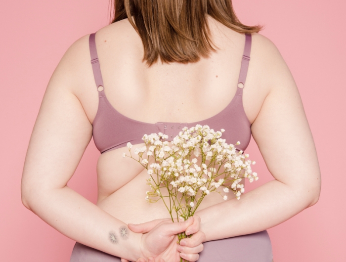 cellulite ventre une fille ronde qui tient un bouquet de fleurs