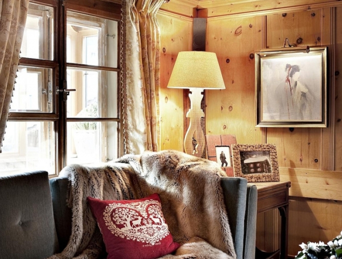 chambre style chalet chic canapé en gris foncé plaid en fourrure beige coussin en bordeaux