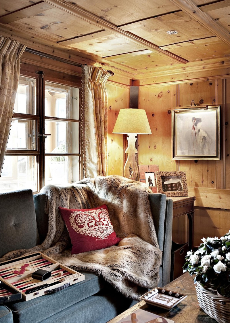 chambre style chalet chic canapé en gris foncé plaid en fourrure beige coussin en bordeaux