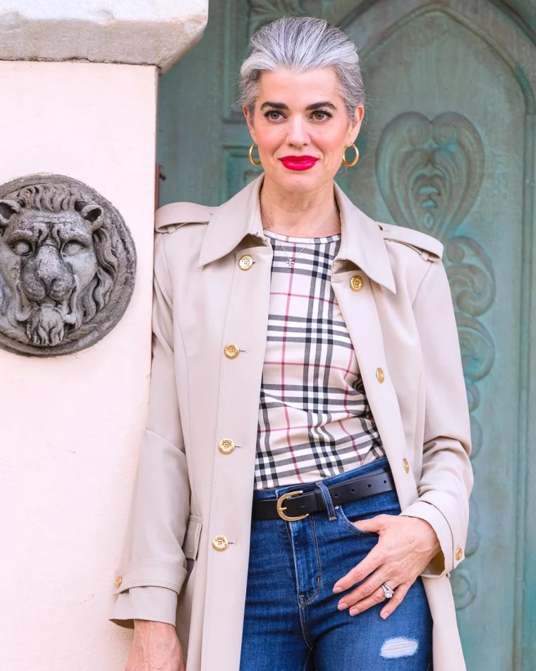 cheveux gris coupe courte effilée femme 60 ans