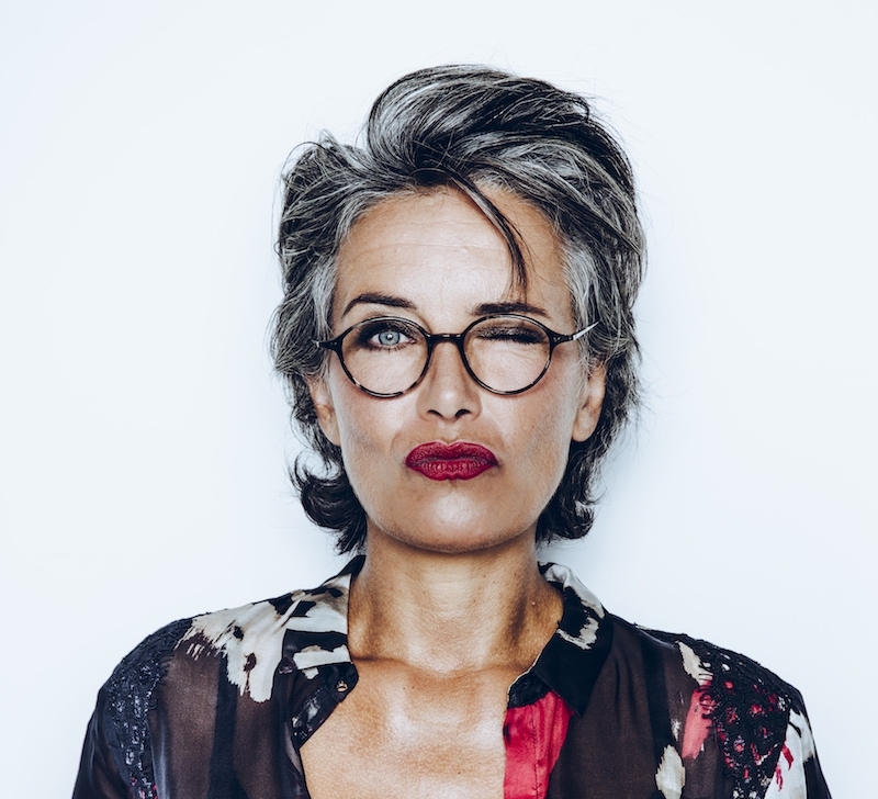 cheveux poivre et sel coupe de cheveux femme 60 ans avec lunettes 2021