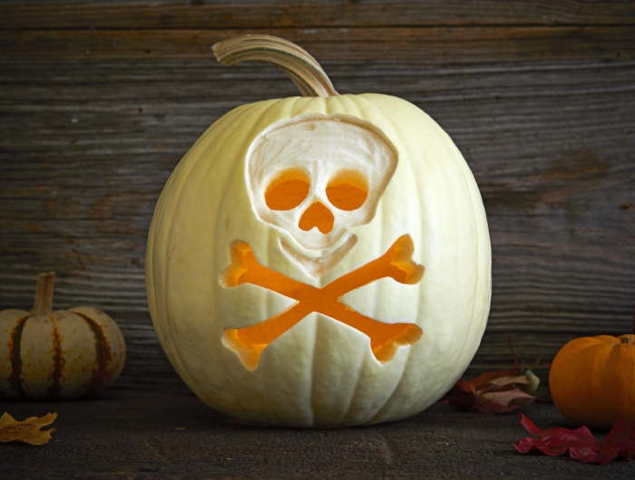 citrouille halloween qui fait peur symbole de la poison citrouille blanche fond en bois