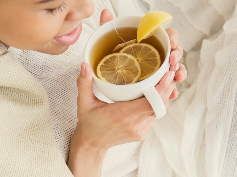 comment calmer la toux siroter du thé deux à trois fois par jour thé au citron