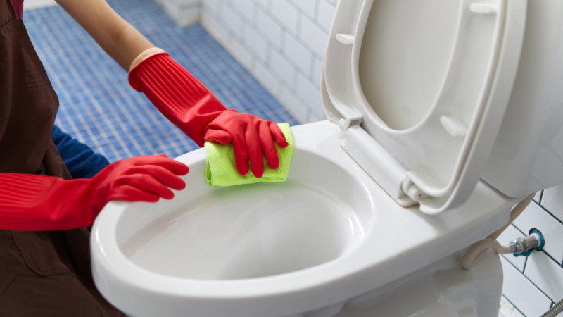 nettoyer les toilettes avec du bicarbonate de soude