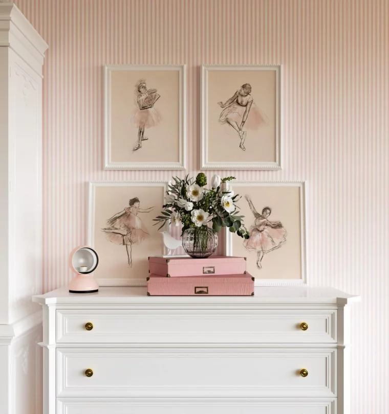 commode blanche papier peint rayures blanc et rose cadres photo blancs