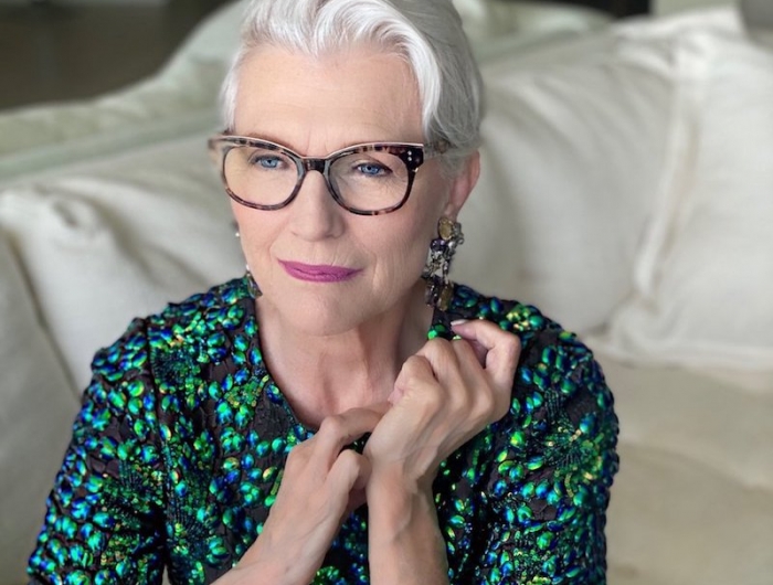 coupe courte effilée déstructurée cheveux blancs coiffure femme 60 ans avec lunettes