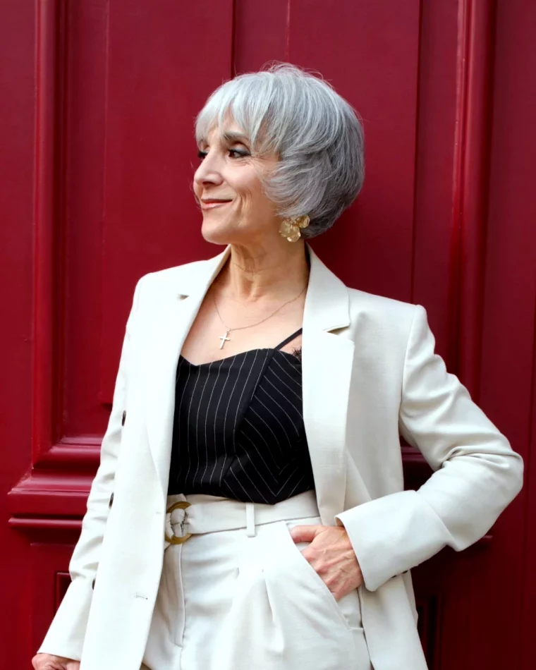 coupe courte femme 60 ans cheveux gris costume blanc