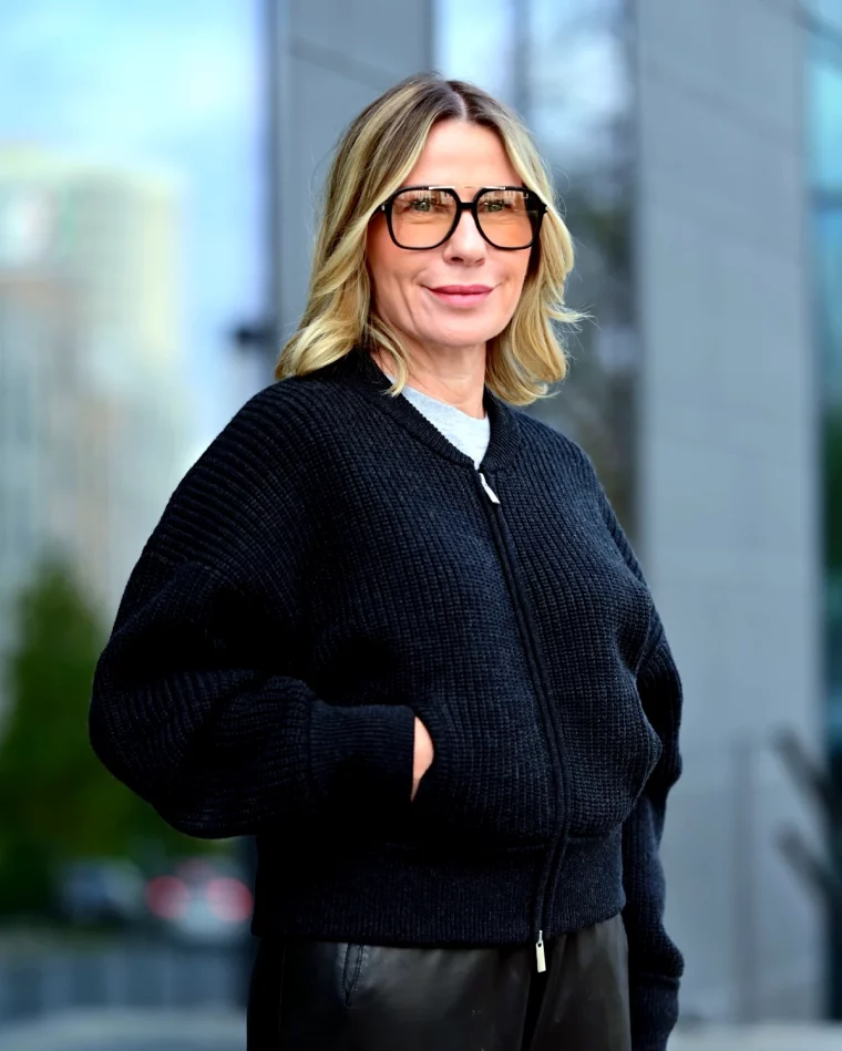 coupe de cheveux courte femme 60 ans avec des lunettes