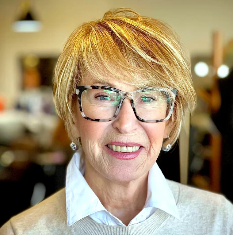 coupe rajeunissante femme 60 ans avec lunettes