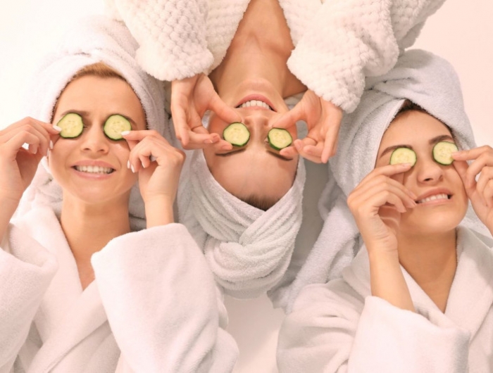 creme anti age efficace trois femme massage du visage concombres sur les yeux