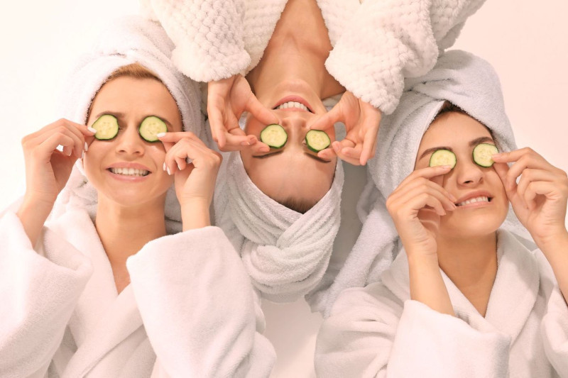 creme anti age efficace trois femme massage du visage concombres sur les yeux