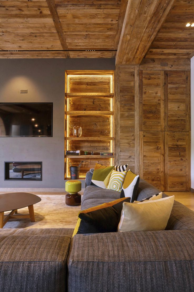 deco montagne salon moderne rustique étagère en bois mur en gris canapé marron avec coussins en couleurs
