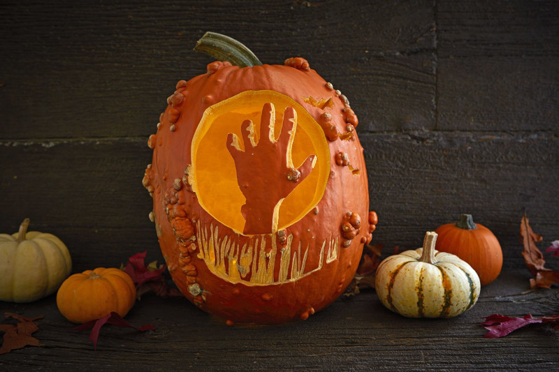 dessin d halloween qui fait peur la main d un zombie citrouille boutonnée fond sombre