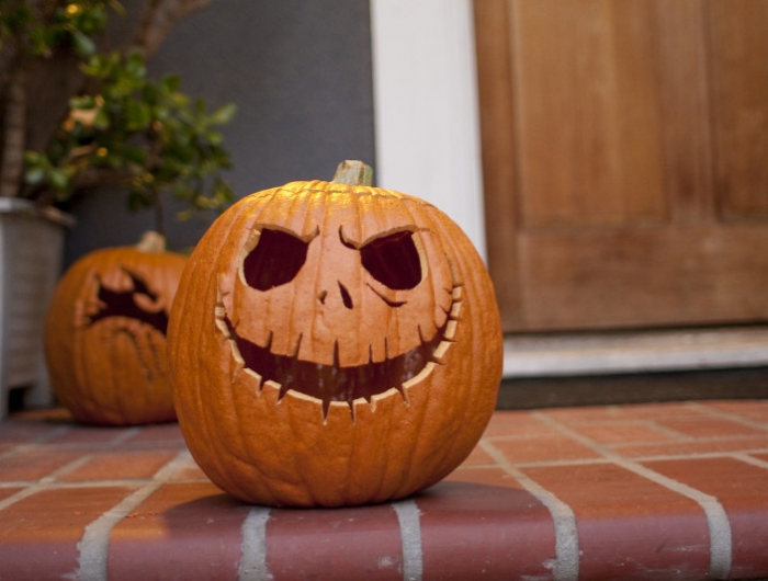 dessin d halloween qui fait peur visage effrayant sur l escalier mur gris carrelage sur le plancher