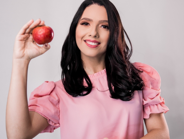 enlever la cellulite une femme qui tient un panier de fruits et une pomme