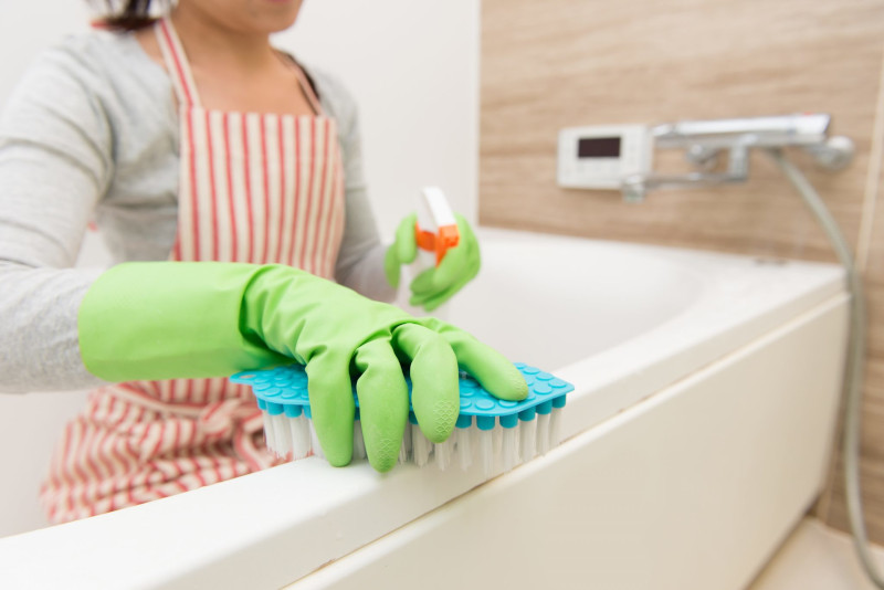 enlever moisissure salle de bain nettoyage avac des produits puissants gants de protection