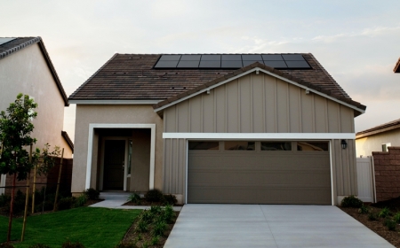 facade maison pannels solaires amenagement garage organisation