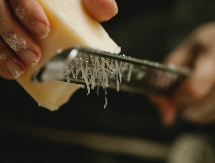 fronage périmé consommer après date de péremption fromages à pâte dure parmesan cheddar