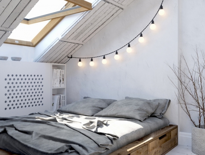 guirlande lumineuse lit avec rangement bois deco chambre mansardée