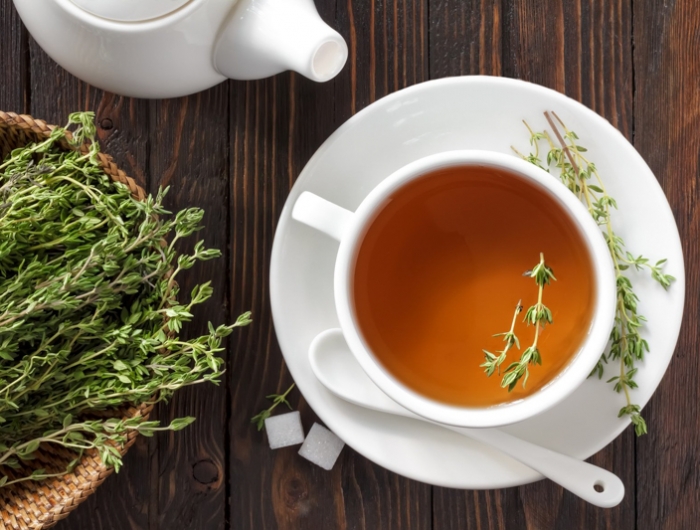 herbe aromatique cuisine thé de thym dans une petite tasse blanche