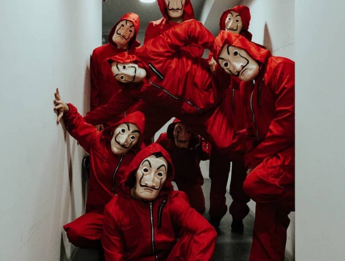 idee de deguisement casa de papel avec des costumes rouges et masques