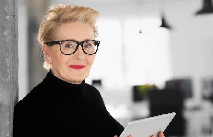 idée coupe de cheveux pixie coupe courte effilée femme 60 ans