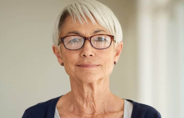 idée de coupe de cheveux blancs femme 60 ans avec lunettes rondes