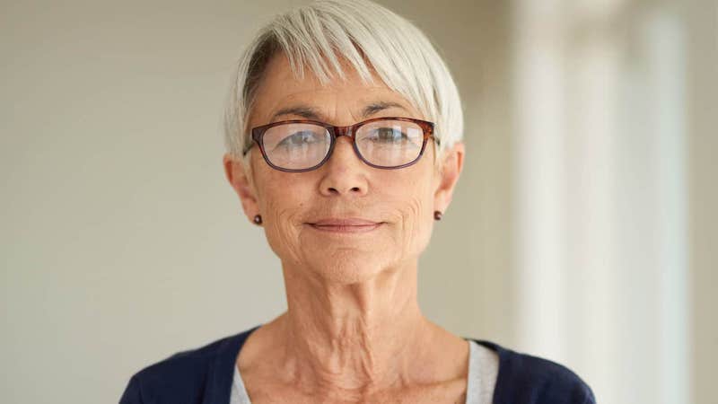 idée de coupe de cheveux blancs femme 60 ans avec lunettes rondes